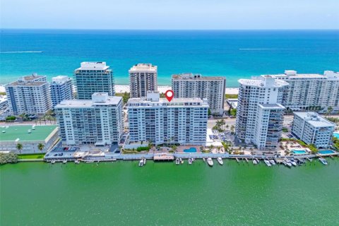 Кондоминиум с 2 спальнями в Майами-Бич, Флорида № 2018858