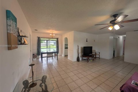 House in Port St. Lucie, Florida 3 bedrooms, 113.15 sq.m. № 2399736 - photo 4