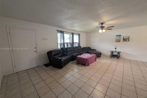 House in Port St. Lucie, Florida 3 bedrooms, 113.15 sq.m. № 2399736 - photo 3