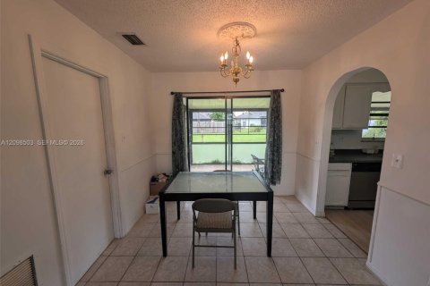 House in Port St. Lucie, Florida 3 bedrooms, 113.15 sq.m. № 2399736 - photo 2