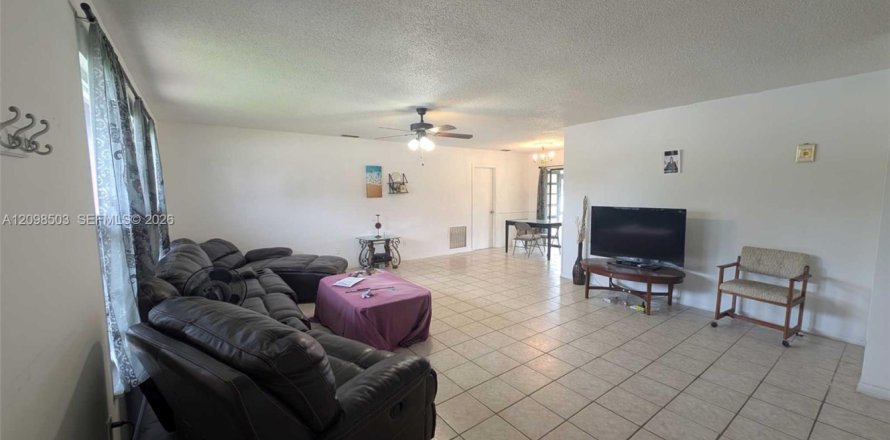 House in Port St. Lucie, Florida 3 bedrooms, 113.15 sq.m. № 2399736