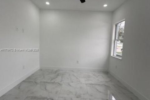 House in Cape Coral, Florida 3 bedrooms № 1868823 - photo 12