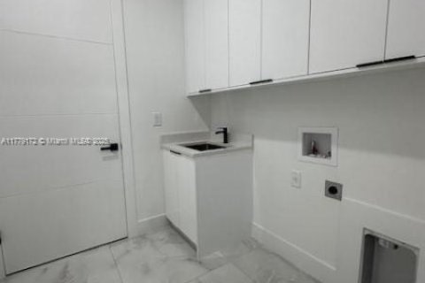 House in Cape Coral, Florida 3 bedrooms № 1868823 - photo 10