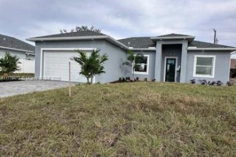 House in Cape Coral, Florida 3 bedrooms № 1868823 - photo 1