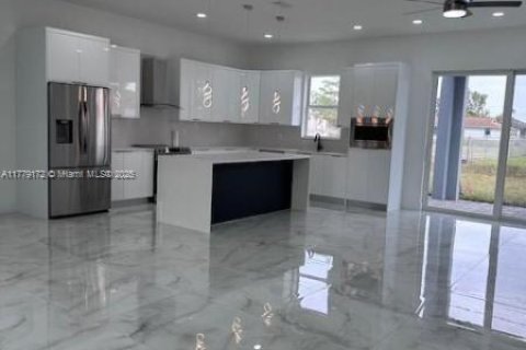 House in Cape Coral, Florida 3 bedrooms № 1868823 - photo 6