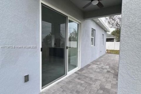 House in Cape Coral, Florida 3 bedrooms № 1868823 - photo 17