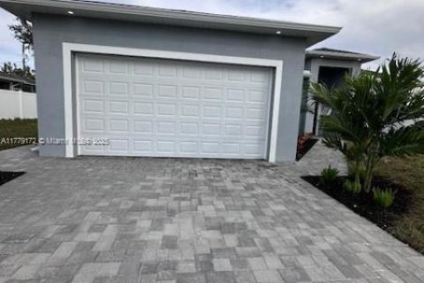 House in Cape Coral, Florida 3 bedrooms № 1868823 - photo 2