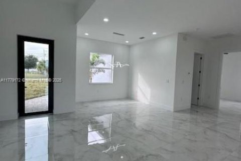 House in Cape Coral, Florida 3 bedrooms № 1868823 - photo 5