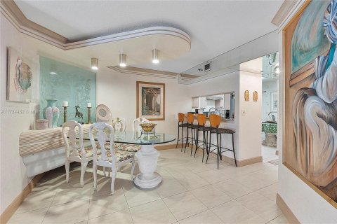 Condo in Miami Beach, Florida, 2 bedrooms  № 1702872 - photo 5