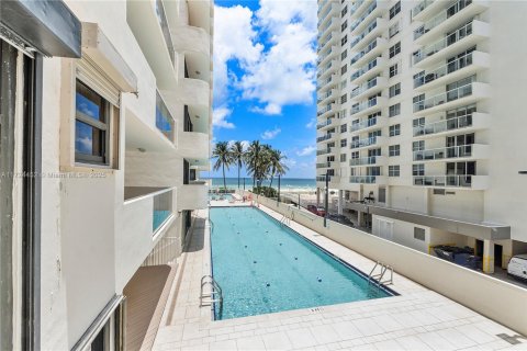Condo in Miami Beach, Florida, 2 bedrooms  № 1702872 - photo 19