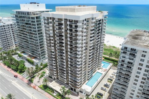 Condo in Miami Beach, Florida, 2 bedrooms  № 1702872 - photo 1
