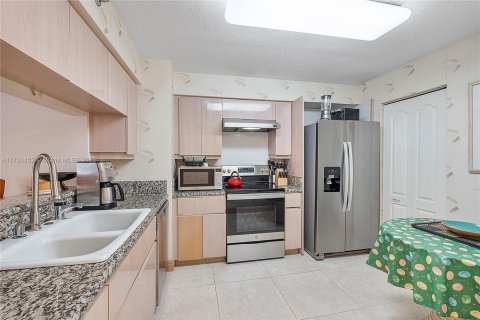Condo in Miami Beach, Florida, 2 bedrooms  № 1702872 - photo 6