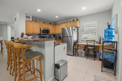 Villa ou maison à vendre à Palm Springs, Floride: 2 chambres, 66.89 m2 № 2249284 - photo 3
