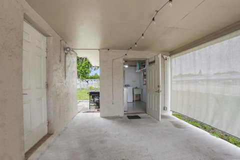 Villa ou maison à vendre à Palm Springs, Floride: 2 chambres, 66.89 m2 № 2249284 - photo 14