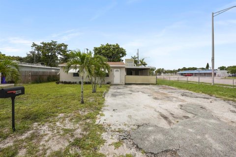 Villa ou maison à vendre à Palm Springs, Floride: 2 chambres, 66.89 m2 № 2249284 - photo 16