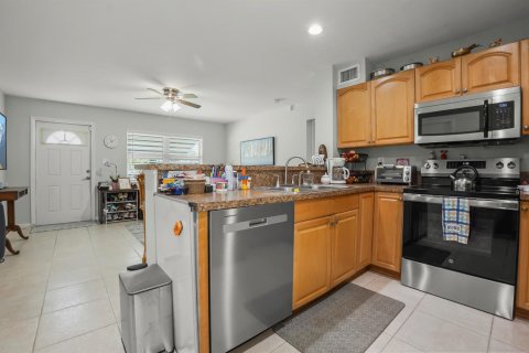 Villa ou maison à vendre à Palm Springs, Floride: 2 chambres, 66.89 m2 № 2249284 - photo 5