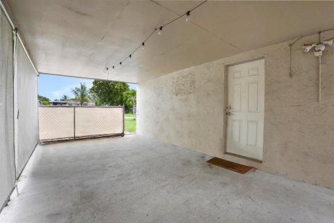 Villa ou maison à vendre à Palm Springs, Floride: 2 chambres, 66.89 m2 № 2249284 - photo 15