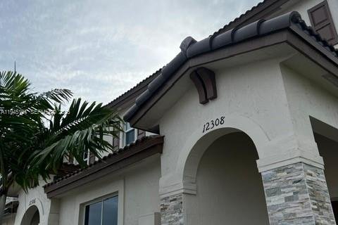 Townhouse in Miami, Florida 3 bedrooms, 127.55 sq.m. № 2001520 - photo 18