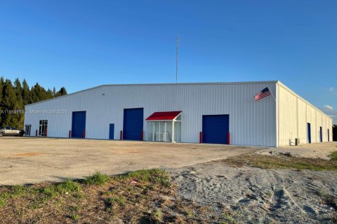 Commercial property in Moore Haven, Florida № 1979228 - photo 2