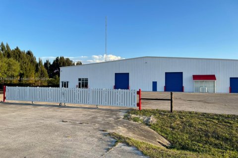 Commercial property in Moore Haven, Florida № 1979228 - photo 1