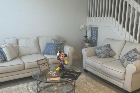 House in Miami, Florida 3 bedrooms, 149.76 sq.m. № 2040293 - photo 2