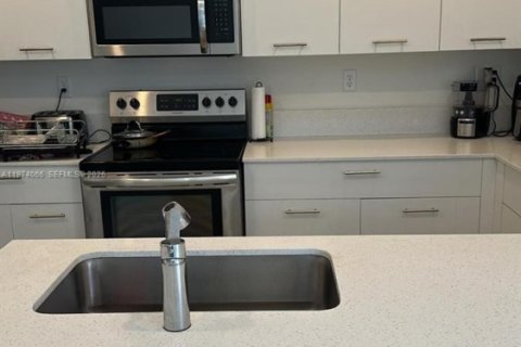 House in Miami, Florida 3 bedrooms, 149.76 sq.m. № 2040293 - photo 8