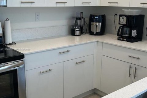 House in Miami, Florida 3 bedrooms, 149.76 sq.m. № 2040293 - photo 7