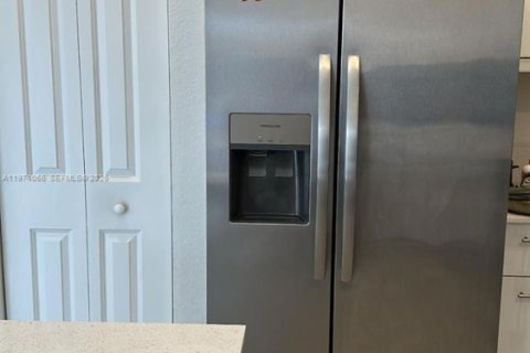 House in Miami, Florida 3 bedrooms, 149.76 sq.m. № 2040293 - photo 5