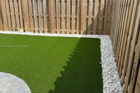 House in Miami, Florida 3 bedrooms, 149.76 sq.m. № 2040293 - photo 15