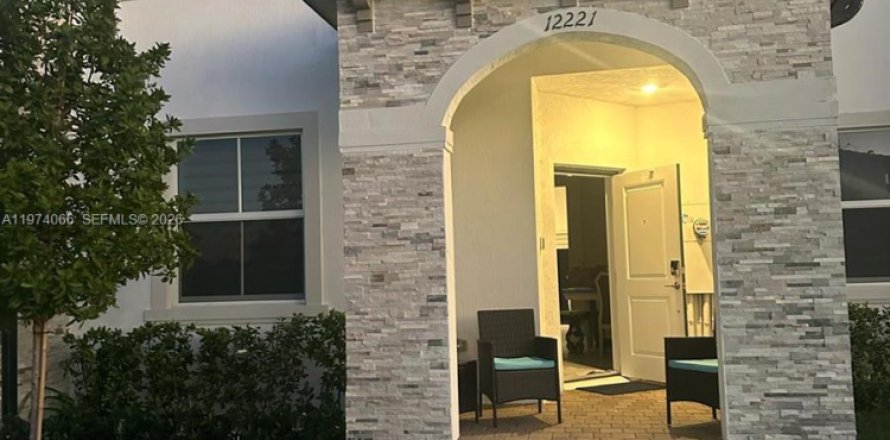 House in Miami, Florida 3 bedrooms, 149.76 sq.m. № 2040293