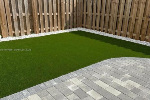 House in Miami, Florida 3 bedrooms, 149.76 sq.m. № 2040293 - photo 13