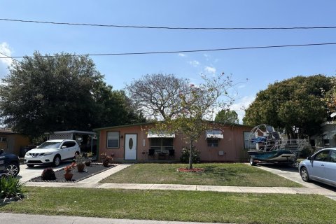 House in Fort Pierce, Florida 3 bedrooms, 120.03 sq.m. № 1080502 - photo 1
