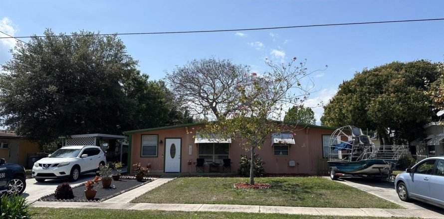House in Fort Pierce, Florida 3 bedrooms, 120.03 sq.m. № 1080502