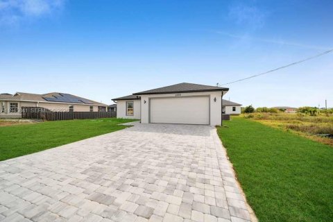 Villa ou maison à louer à Lehigh Acres, Floride: 3 chambres № 2002141 - photo 2