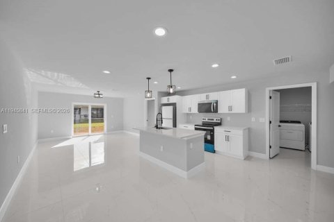 Villa ou maison à louer à Lehigh Acres, Floride: 3 chambres № 2002141 - photo 12