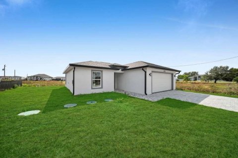Villa ou maison à louer à Lehigh Acres, Floride: 3 chambres № 2002141 - photo 3