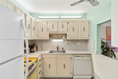 Купить кондоминиум в Маргит, Флорида 2 спальни, 80.82м2, № 1985735 - фото 25