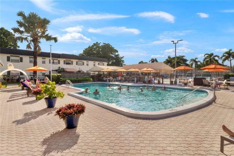 Купить кондоминиум в Маргит, Флорида 2 спальни, 80.82м2, № 1985735 - фото 10