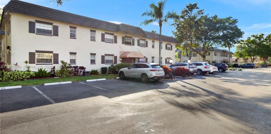 Кондоминиум с 2 спальнями в Маргит, Флорида № 1985735