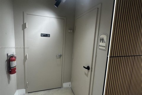 Купить коммерческую недвижимость в Майами, Флорида № 1972132 - фото 9