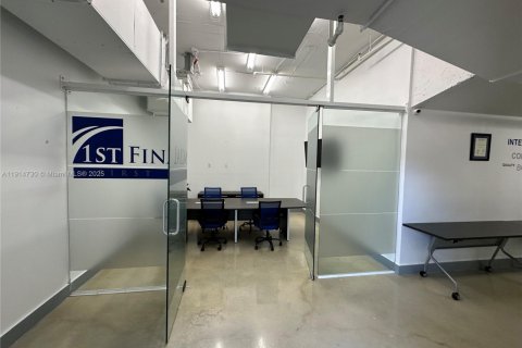 Купить коммерческую недвижимость в Майами, Флорида № 1972132 - фото 15