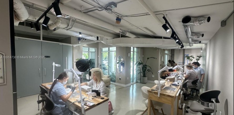 Коммерческая недвижимость в Майами, Флорида № 1972132