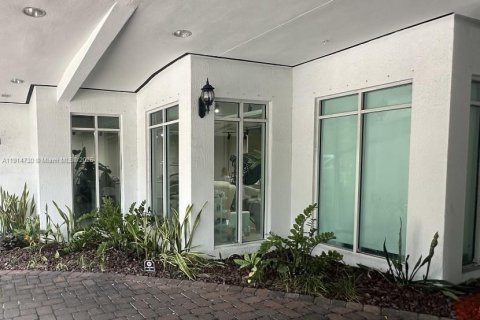 Купить коммерческую недвижимость в Майами, Флорида № 1972132 - фото 13