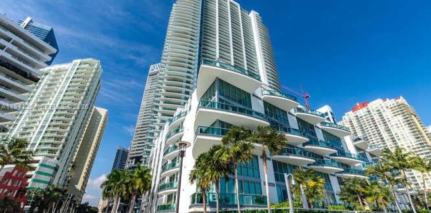 Condo in Miami, Florida, 2 bedrooms  № 1998849