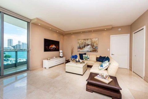 Condo in Miami, Florida, 2 bedrooms  № 1998849 - photo 11