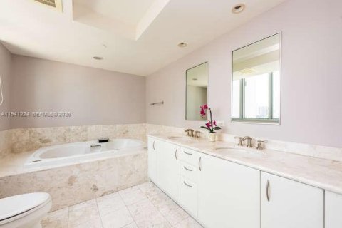 Condo in Miami, Florida, 2 bedrooms  № 1998849 - photo 17
