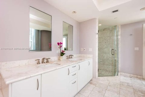 Condo in Miami, Florida, 2 bedrooms  № 1998849 - photo 18