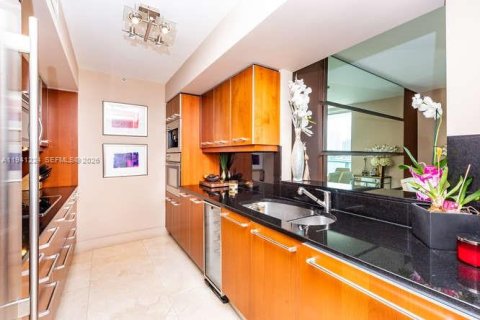 Condo in Miami, Florida, 2 bedrooms  № 1998849 - photo 7