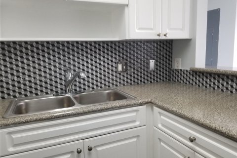 Снять в аренду кондоминиум в Майами, Флорида 2 спальни, 65.03м2, № 1956171 - фото 12