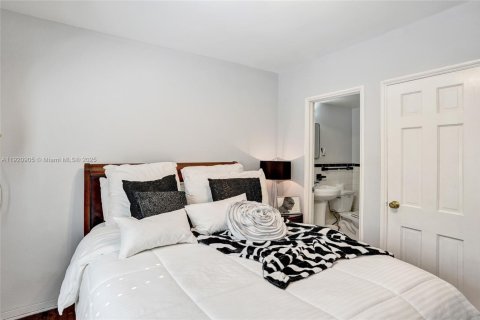 Villa ou maison à louer à Hollywood, Floride: 4 chambres, 221.11 m2 № 2018381 - photo 24